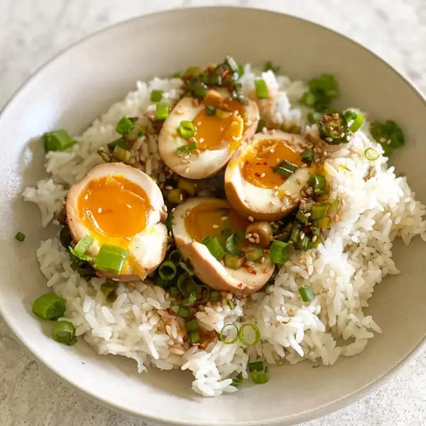 Mujer japonesa comiendo arroz con palillos